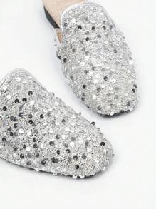 أحذية مولات مسطحة نسائية بإبزيم زخرفي بلون الفضي والذهبي، وأصابع مربعة، وقابلة للارتداء من الخلف، تنفس مغلقة للأصابع، صنادل قابلة للارتداء في الصيف مع الفساتين