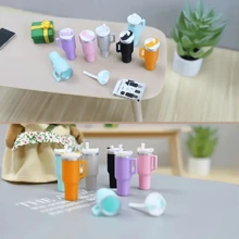 12 件迷你保温杯带吸管，适用于玩具屋比例塑料饮具，DIY 微型模型食物场景配件，精致小巧的保温杯，微型物品的完美选择，节日和生日礼物，适合户外旅行、露营、复活节、母亲节、派对、毕业典礼、返校、感恩节、圣诞节、新年、情人节、送给女儿和儿子的礼物！