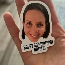 個性化照片貼紙、客製化 Logo 貼紙、學生生日派對照片裝飾、水瓶筆記本貼紙、耐用、可重複使用、背膠、適合男性、週年紀念、畢業、返校、居家辦公室裝飾、防水 - 人臉貼紙+字 - 查看 2
