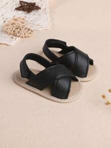 1 双男童纯色钩环设计平底休闲凉鞋，适合室内穿着，夏季