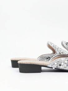 أحذية مولات مسطحة نسائية بإبزيم زخرفي بلون الفضي والذهبي، وأصابع مربعة، وقابلة للارتداء من الخلف، تنفس مغلقة للأصابع، صنادل قابلة للارتداء في الصيف مع الفساتين