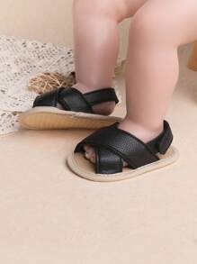 1 双男童纯色钩环设计平底休闲凉鞋，适合室内穿着，夏季