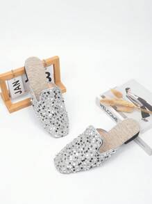 أحذية مولات مسطحة نسائية بإبزيم زخرفي بلون الفضي والذهبي، وأصابع مربعة، وقابلة للارتداء من الخلف، تنفس مغلقة للأصابع، صنادل قابلة للارتداء في الصيف مع الفساتين