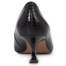 Vince Camuto Zapatos de tacón de aguja con puntera abierta para mujer - Cuero de serpiente negro - Ver 4