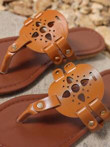 Flache Sandalen für Damen für den Sommer – Metallschnallendekor, rundes Zehendesign, einzelner Riemen, lässig für den Alltag, braun, Kunstleder, Cut Out