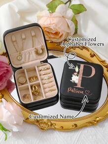 1个个性化玫瑰字母首饰收纳盒，春新年礼物，可收纳戒指、项链、耳环，可定制送给妈妈的礼物，可定制送给伴娘的礼物，男女通用，休闲百搭，可定制，个性化，可定制，是送给他、男朋友、女朋友、朋友的理想礼物，适合情人节、母亲节、新年等场合。