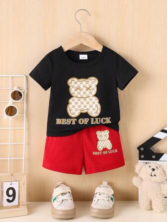 2 件装男婴休闲好运印花圆领 T 恤和短裤套装，夏季