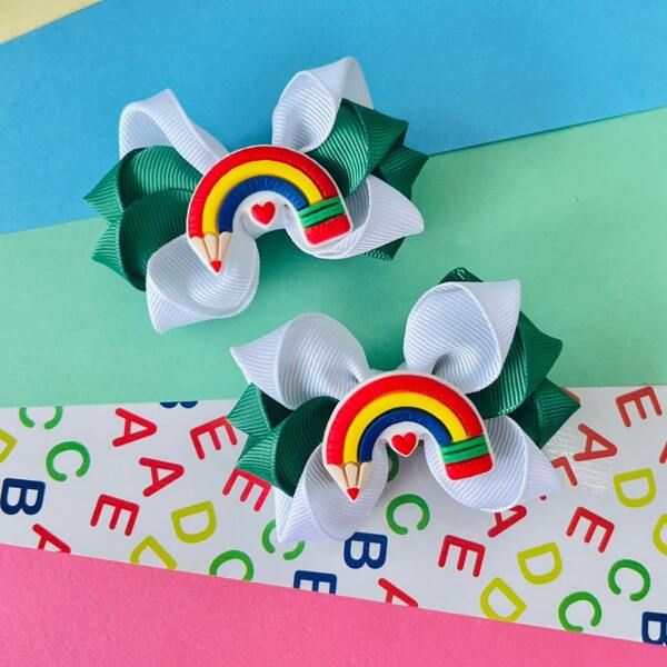 Dupla de laço /Duplinha de laço / Duplinha verde com branco / Laço escolar no bico de pato / laço F aplique arco-íris