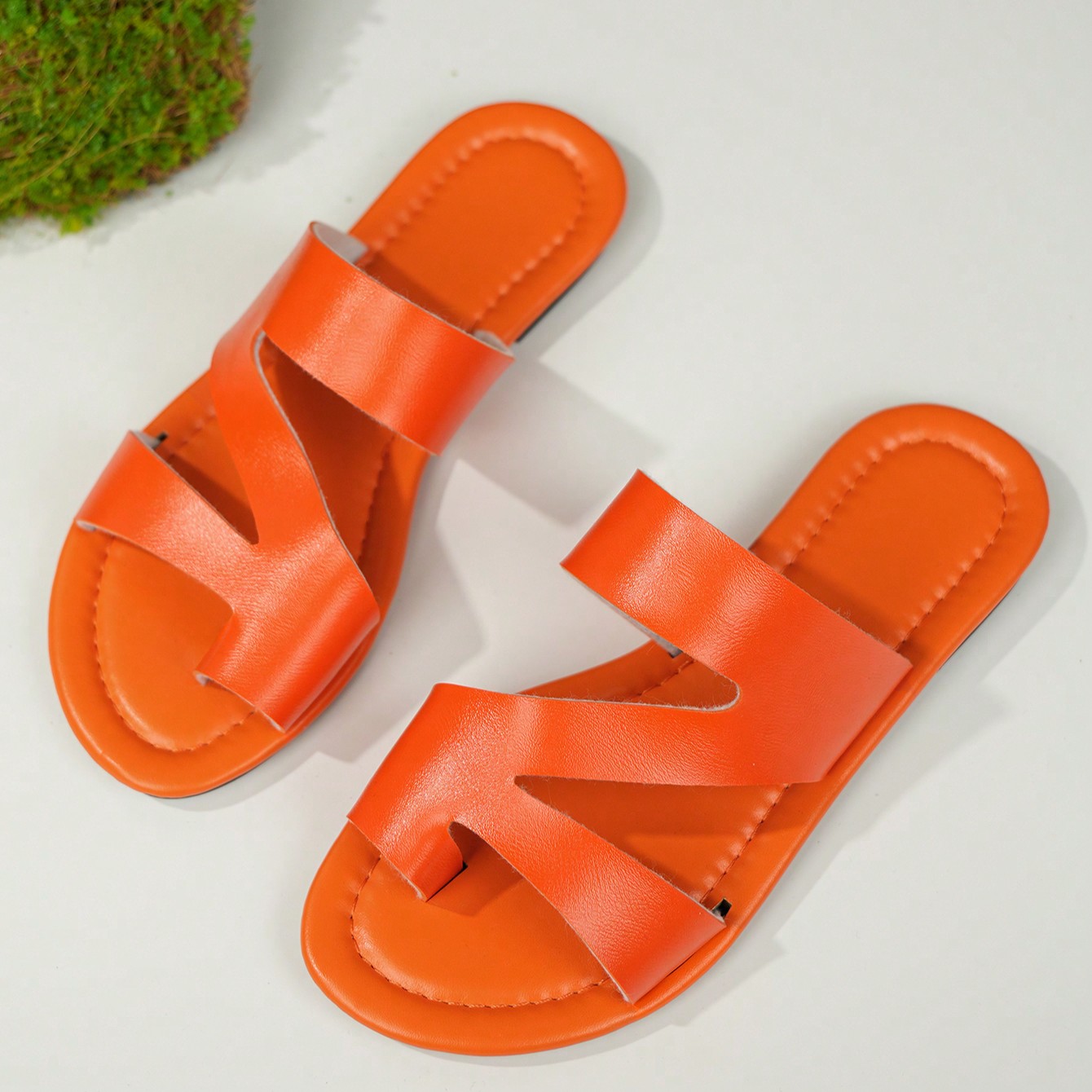 Sandalias planas ligeras y de moda casual de playa de alta gama para mujer, nueva llegada 2025