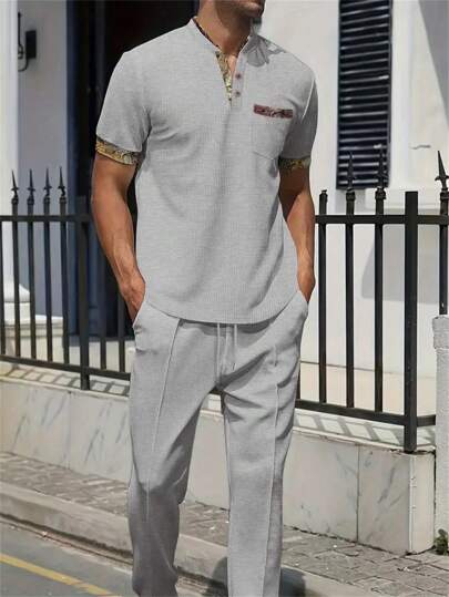2 件套男士休闲运动服，短款亨利领高尔夫 Polo 衫和带口袋的松紧腰运动裤，适合春夏季