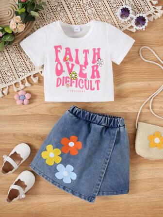2 件装年轻女孩卡通字母印花圆领短袖 T 恤 + 花卉印花牛仔效果休闲舒适裙子套装，夏季