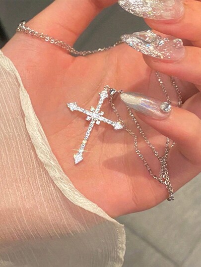 1件S925纯银奢华十字星芒设计吊坠项链，镶嵌闪亮立方氧化锆，优雅时尚的女士珠宝，适合派对佩戴，也是送给爱人的礼物。