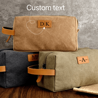 1 pièce Trousse de toilette en PU personnalisée pour homme, sac de voyage, sac de necessaire de rasage de garçon d'honneur, sac de maquillage, sac de lavage pour activités d'équipe/fête, sac de rangement, cadeau de la Saint-Valentin pour les vacances, pour l'extérieur/les sorties/les voyages/la randonnée/le stade/les sports/l'escalade, pour les affaires/les déplacements/le travail/le bureau