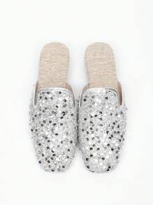 أحذية مولات مسطحة نسائية بإبزيم زخرفي بلون الفضي والذهبي، وأصابع مربعة، وقابلة للارتداء من الخلف، تنفس مغلقة للأصابع، صنادل قابلة للارتداء في الصيف مع الفساتين