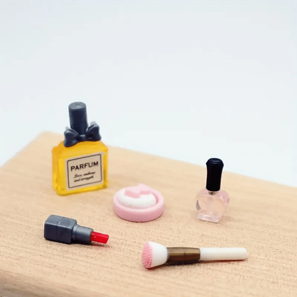 Set di mini trucco in scala 1/12 - include rossetto, profumo e pennelli, adatto per decorare case di bambole fai-da-te - regalo ideale per Pasqua, Ringraziamento, Festa della Mamma, feste, Festa della Donna, compleanno, San Valentino e Capodanno, perfetto per arti e mestieri, colori casuali, ideale per la decorazione della stanza, trucco e profumo da donna, regalo perfetto per lei, set di giocattoli in miniatura