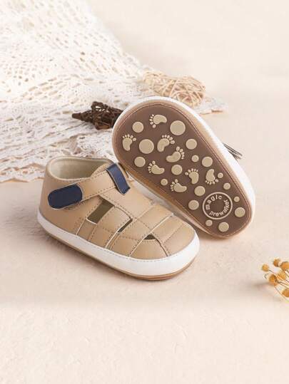 1 双男童纯色 PU 镂空钩环平底设计休闲百搭凉鞋，适合夏季