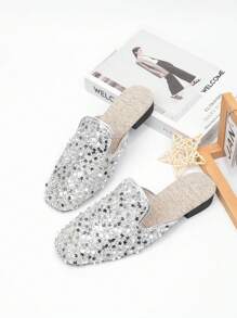 أحذية مولات مسطحة نسائية بإبزيم زخرفي بلون الفضي والذهبي، وأصابع مربعة، وقابلة للارتداء من الخلف، تنفس مغلقة للأصابع، صنادل قابلة للارتداء في الصيف مع الفساتين