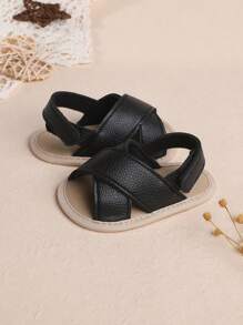 1 双男童纯色钩环设计平底休闲凉鞋，适合室内穿着，夏季