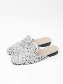 أحذية مولات مسطحة نسائية بإبزيم زخرفي بلون الفضي والذهبي، وأصابع مربعة، وقابلة للارتداء من الخلف، تنفس مغلقة للأصابع، صنادل قابلة للارتداء في الصيف مع الفساتين