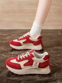 Scarpe casual sportive da donna primavera 2025, sneaker con platform e suola spessa, in stile patchwork