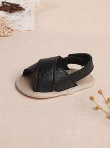 1 双男童纯色钩环设计平底休闲凉鞋，适合室内穿着，夏季