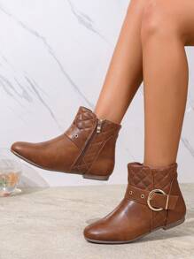 优雅百搭通勤新款秋冬时尚舒适女靴，棕色菱形缝线，不对称条纹扣铆钉侧拉链平底圆头