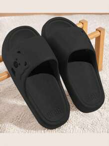 Nouvelles mules mode et polyvalentes pour dames, avec ours en peluche noir sur le côté, semelle épaisse en EVA. Pantoufles d'intérieur et d'extérieur confortables, douces, antidérapantes et silencieuses pour un usage casual