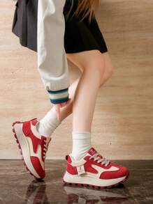 Scarpe casual sportive da donna primavera 2025, sneaker con platform e suola spessa, in stile patchwork