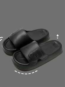 Nouvelles mules mode et polyvalentes pour dames, avec ours en peluche noir sur le côté, semelle épaisse en EVA. Pantoufles d'intérieur et d'extérieur confortables, douces, antidérapantes et silencieuses pour un usage casual