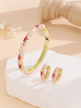 一套时尚新款镀金花卉图案珐琅彩手镯、手链和耳环，适合女孩和女士佩戴。