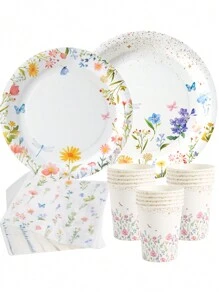 Assiettes, serviettes et gobelets en papier jetables avec motif floral sur fond blanc, convenant pour 25 invités. Vaisselle jetable pour anniversaire, pique-nique familial