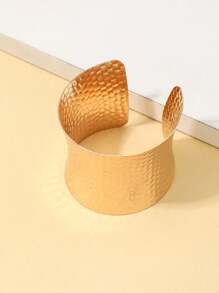 1pc Damesmode Open Manchet Armband, Gehamerde Textuur Brede Metalen Armband, Stijlvol Metallic Ontwerp, Geschikt Voor Vrouwen Om Te Dragen Voor Dagelijks En Feest