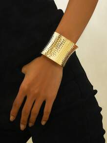 1pc Damesmode Open Manchet Armband, Gehamerde Textuur Brede Metalen Armband, Stijlvol Metallic Ontwerp, Geschikt Voor Vrouwen Om Te Dragen Voor Dagelijks En Feest