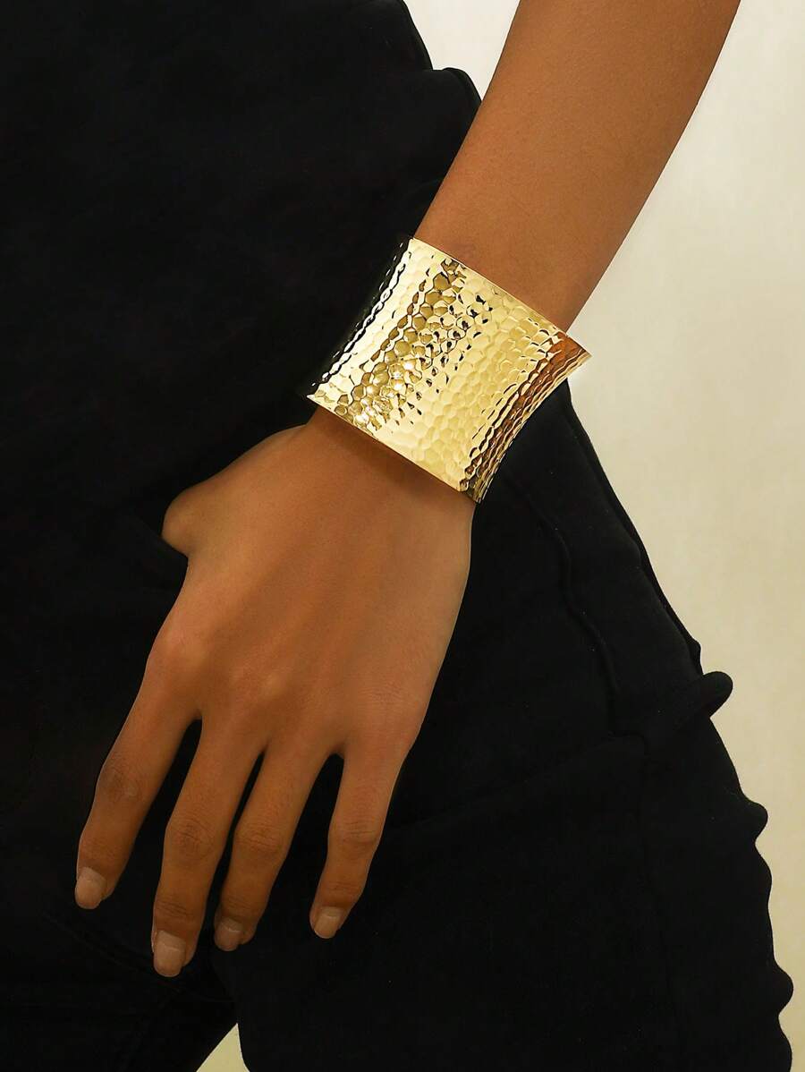 1pc Damesmode Open Manchet Armband, Gehamerde Textuur Brede Metalen Armband, Stijlvol Metallic Ontwerp, Geschikt Voor Vrouwen Om Te Dragen Voor Dagelijks En Feest