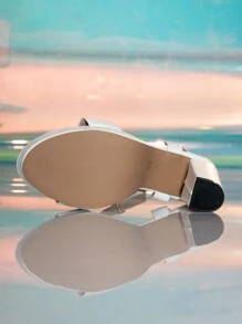 Sandali versatili decorativi in PU bianco da donna, con fibbia in oro e cinturino alla caviglia con tacco alto, con punta quadrata, tacco bianco spesso, sandali con tacco alto, piattaforma sexy e impermeabile, adatti per uso quotidiano, passerella e abbigliamento da festa