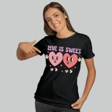 Playera Dama Frase Novios Love Is Sweet Corazones Amor Dulce San Valentín Kawaii Retro - Negro - Ver 2