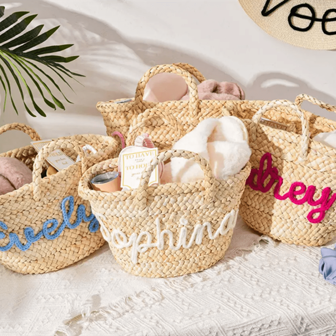 1 st anpassad strandväska med namnbokstav, modeväska, present till värdinna/brudtärna, present till fest/födelsedag/jul, bärbar, multifunktionell, mångsidig, stor kapacitet, funktionell, praktisk, för affärer/pendling/arbete/kontor, för examen, för bröllop, skolmaterial, för tonåringar, högstadieelever, mellanstadieelever, gymnasieelever, högskolestudenter, universitetsstudenter, förstaårsstudenter, andraårsstudenter, årskurs 1, anpassade axelväskor för kvinnor, gatuklassificering