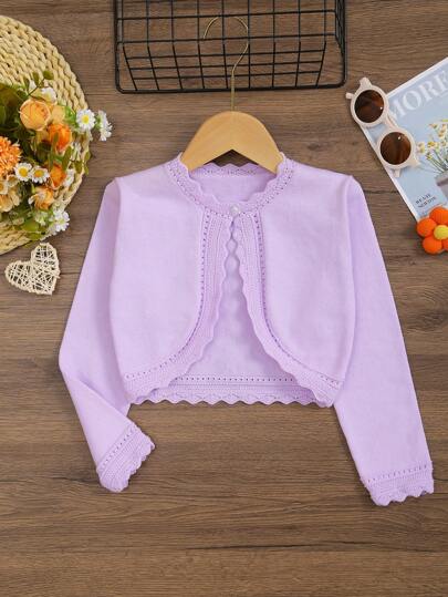 Ung flickas eleganta ihåliga stickade kofta, avslappnad och modern för dagligt bruk