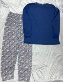 2 piezas. Conjunto de pijama para hombre con cuello redondo, botones, de manga larga, estampado y pantalón largo - Azul Marino - Ver 3