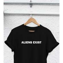 Camiseta con póster retro de la película El resplandor de los años 80. Aquí está Johnny - Negro - Ver 1