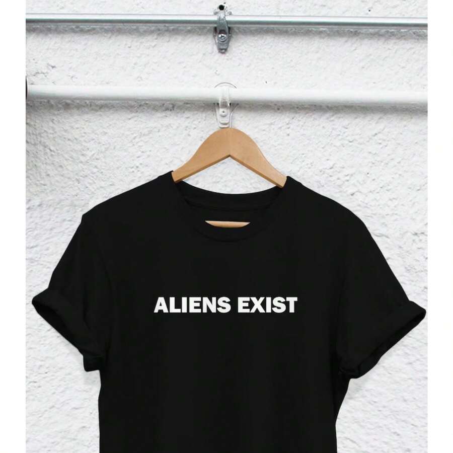 Camiseta con póster retro de la película El resplandor de los años 80. Aquí está Johnny - Negro - Ver 1