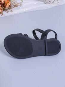 1 Paar schlichte schwarze Sandalen für Kleinkind/Kinder, PU Geflecht-Riemen mit Metallschnalle und offenem Zehendesign, rutschfest, modisch und niedlich im Römerstil, geeignet für Schüler von 3-15 Jahren für den täglichen, lässigen oder Partygebrauch, Frühling/Sommer 2025