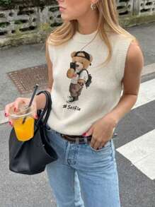 Nuevo chaleco de mujer de cuello redondo de primavera y verano con estampado gráfico de osito de peluche usando mochila y gorra de béisbol, camiseta blanca de verano simple y elegante, adecuada para el uso diario, top de punto de verano para mujer - Blanco - Ver 1