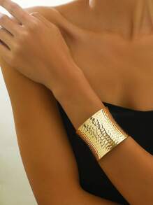 1pc Damesmode Open Manchet Armband, Gehamerde Textuur Brede Metalen Armband, Stijlvol Metallic Ontwerp, Geschikt Voor Vrouwen Om Te Dragen Voor Dagelijks En Feest