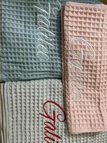 定制刺绣华夫格浴巾 | 高密度缝线，透气柔软，可爱时尚的设计，适合家庭/办公室使用 | 个性化字母毛巾套装 - 送给家人、朋友、宠物、婚礼、周年纪念日、母亲节、父亲节、圣诞节和万圣节礼物的理想礼物，美容沙龙、酒店运动、家居必需品、毛巾、皮肤护理的浴巾 - 彩色 - 查看 3