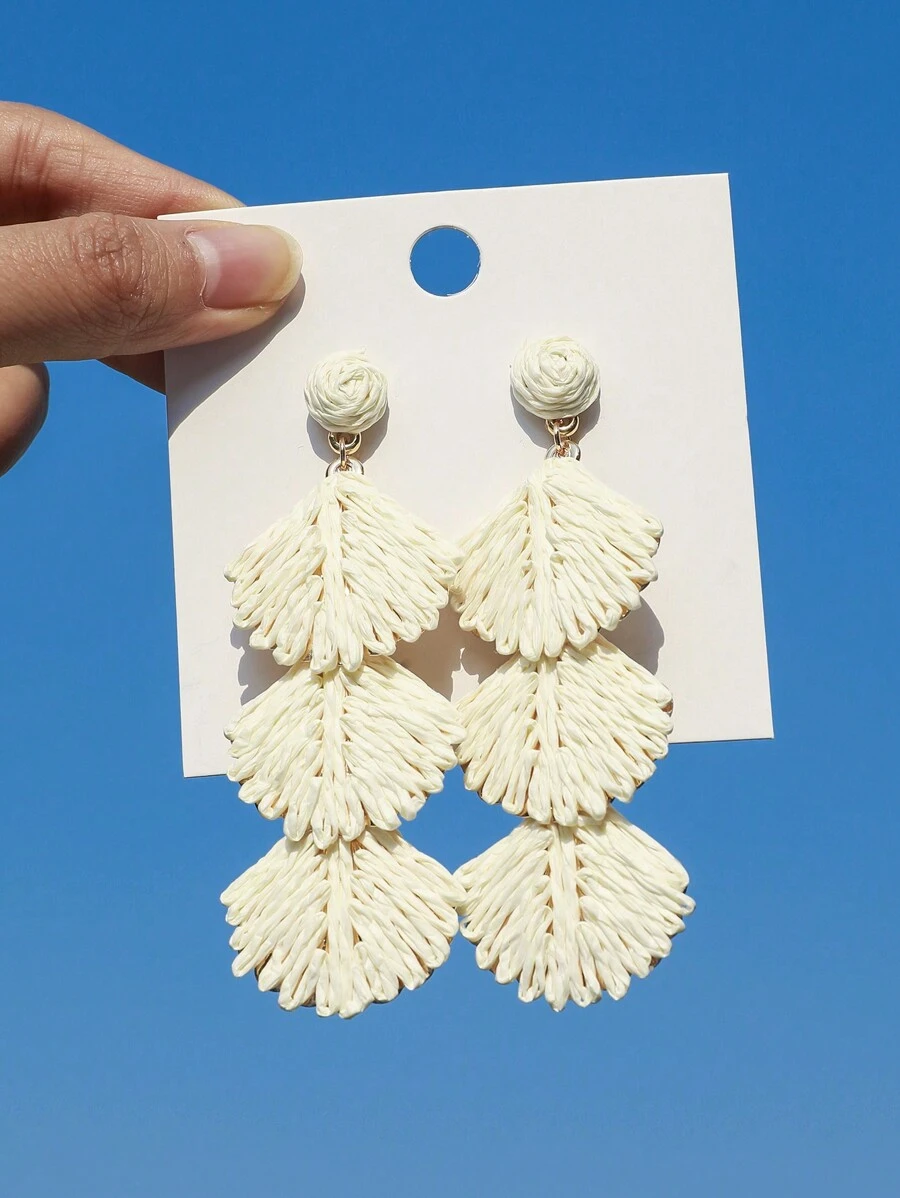 OOQ 1对手工编织拉菲草贝壳流苏波西米亚风长耳环，几何设计，适合女性日常、海滩、度假、派对、婚礼、母亲节、音乐节等场合（手工拉菲草编织，形状和方向随机） - 白色 - 查看 1