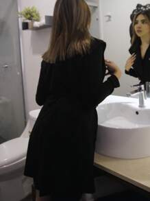 Gabardina tipo chaleco para dama, color liso café claro, tipo pana, con cordón en la cintura, corte medio, casual, elegante, vestir, cuello con solapa, con botón.