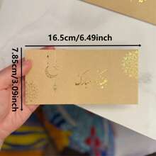 12个开斋节快乐信封，150克厚牛皮纸，烫金工艺，简约优雅设计。适用于开斋节向亲朋好友分发现金礼物的传统习俗。信封可用于包装现金。 - 卡其色 - 查看 2