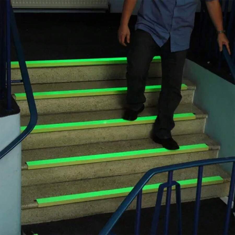 Fita Adesiva Antiderrapante Neon Fotoluminescente Fluorescente Sinalizadora Brilha no Escuro Chao Escada Pisos Rampas Previne Acidentes - Verde - Visão 1