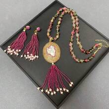 女士手工珠宝套装，包括巴洛克珍珠吊坠项链、流苏耳环、黄铜镶嵌宝石，奢华优雅的正装和休闲装配饰